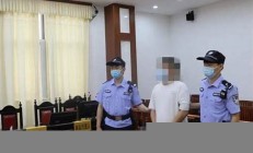 男子多次家暴致妻子死亡，专家呼吁加强法律保护(男子家暴现场妻子倒地) - 副本