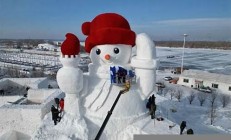 哈尔滨首个大雪人揭幕，带动冬季旅游热潮(哈尔滨的雪人堆的雪人)