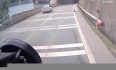 警方回应女孩横穿马路被警车撞飞(女子横穿马路遇交警执法后续)