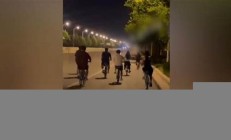 大学生夜骑到达开封找交警拍照合影(大学生骑车回家)